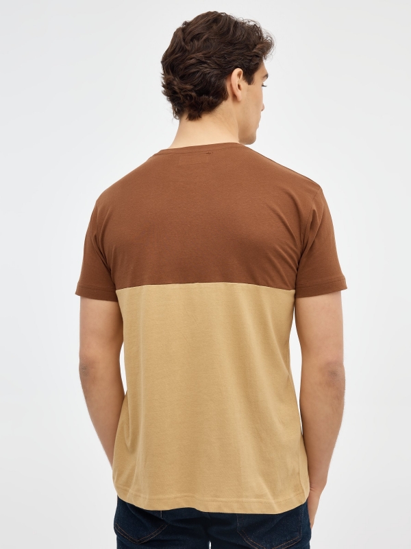Camiseta Game Suite marrón oscuro vista media trasera