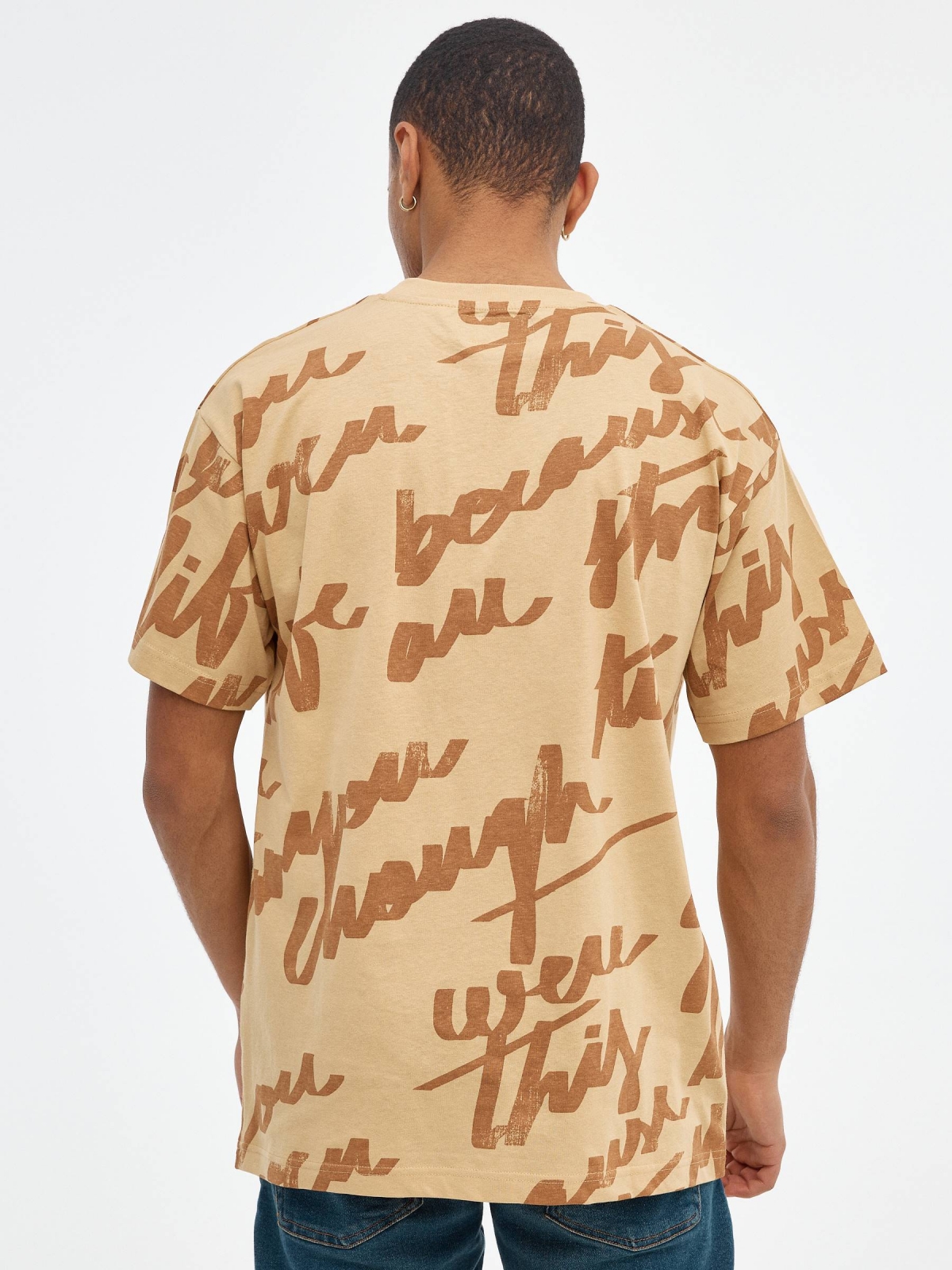 T-shirt de impressão de texto marrom terra vista meia traseira