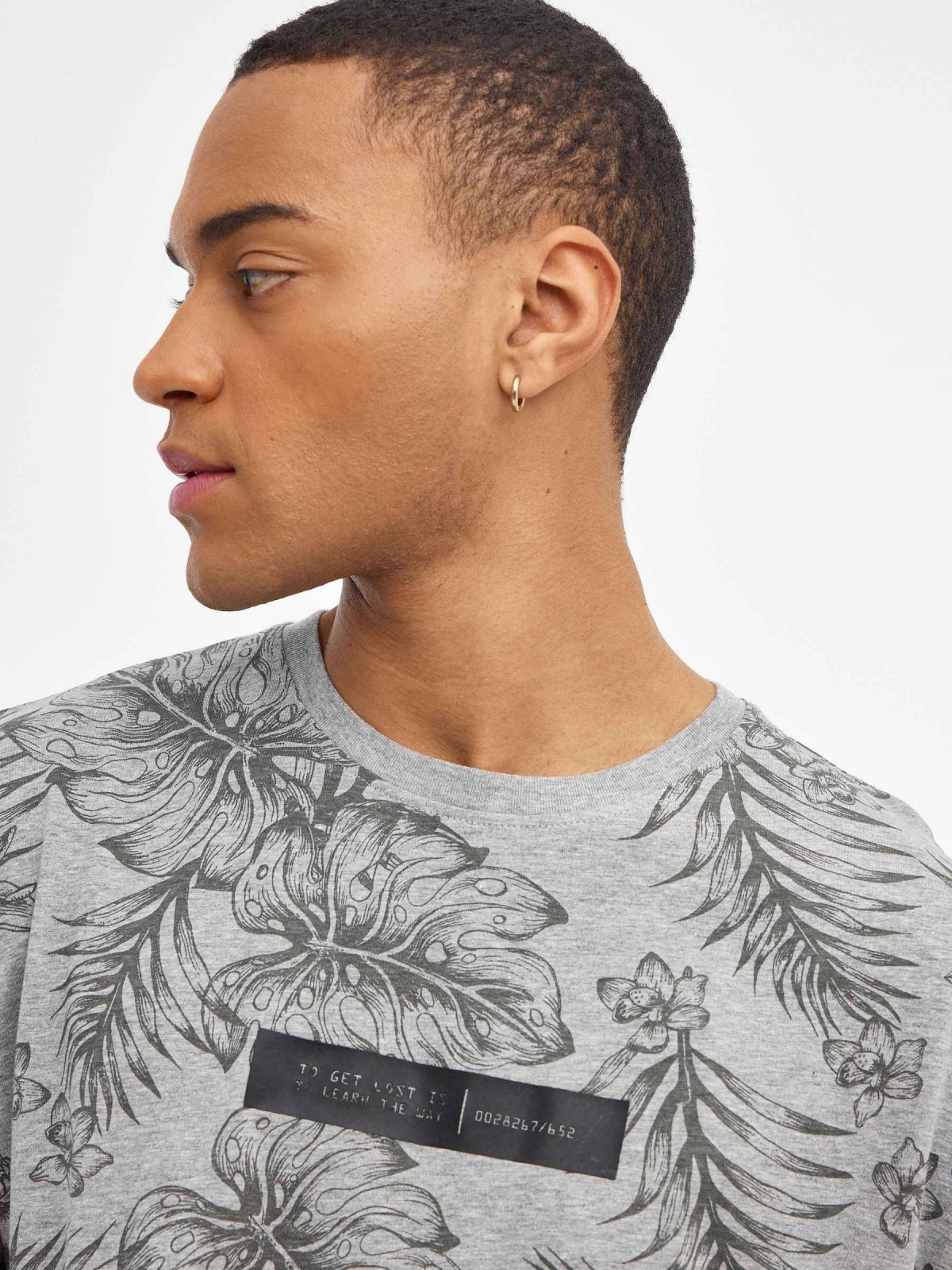 Camiseta print tropical con grafico gris primer plano