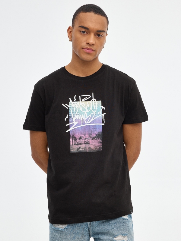 T-shirt com foto e graffiti preto vista meia frontal