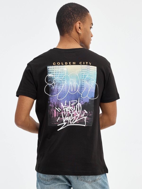 T-shirt com foto e graffiti preto vista meia traseira