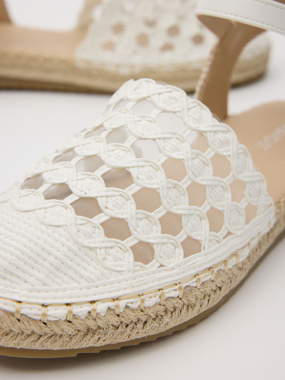 Sandalia de estilo bohemio blanco roto vista detalle