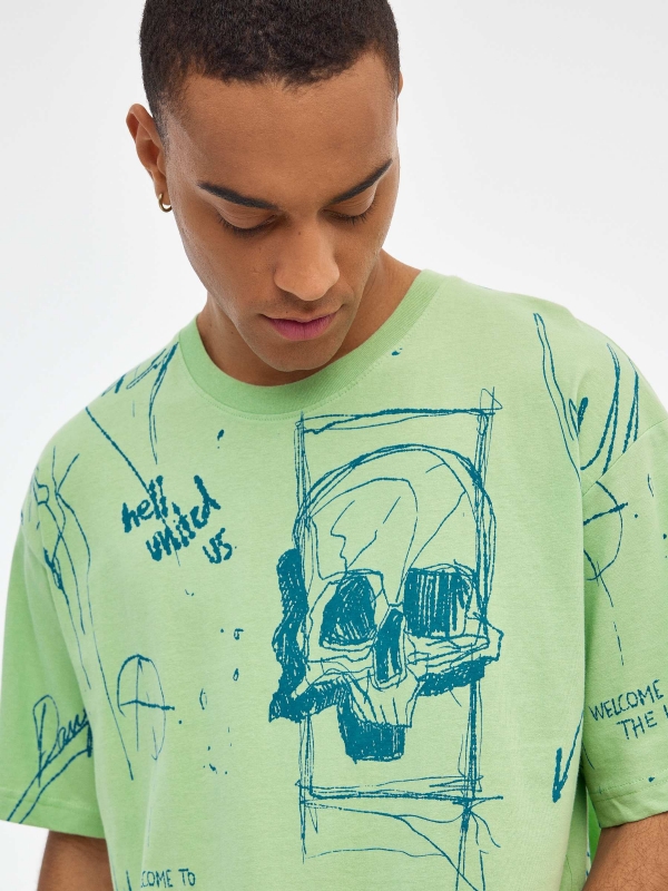 T-shirt com estampas de crânio sobredimensionadas verde claro primeiro plano