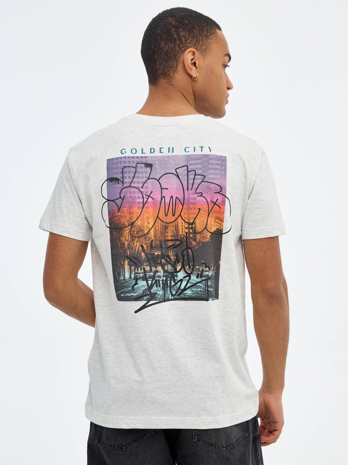 T-shirt com foto e graffiti cinza vista meia traseira