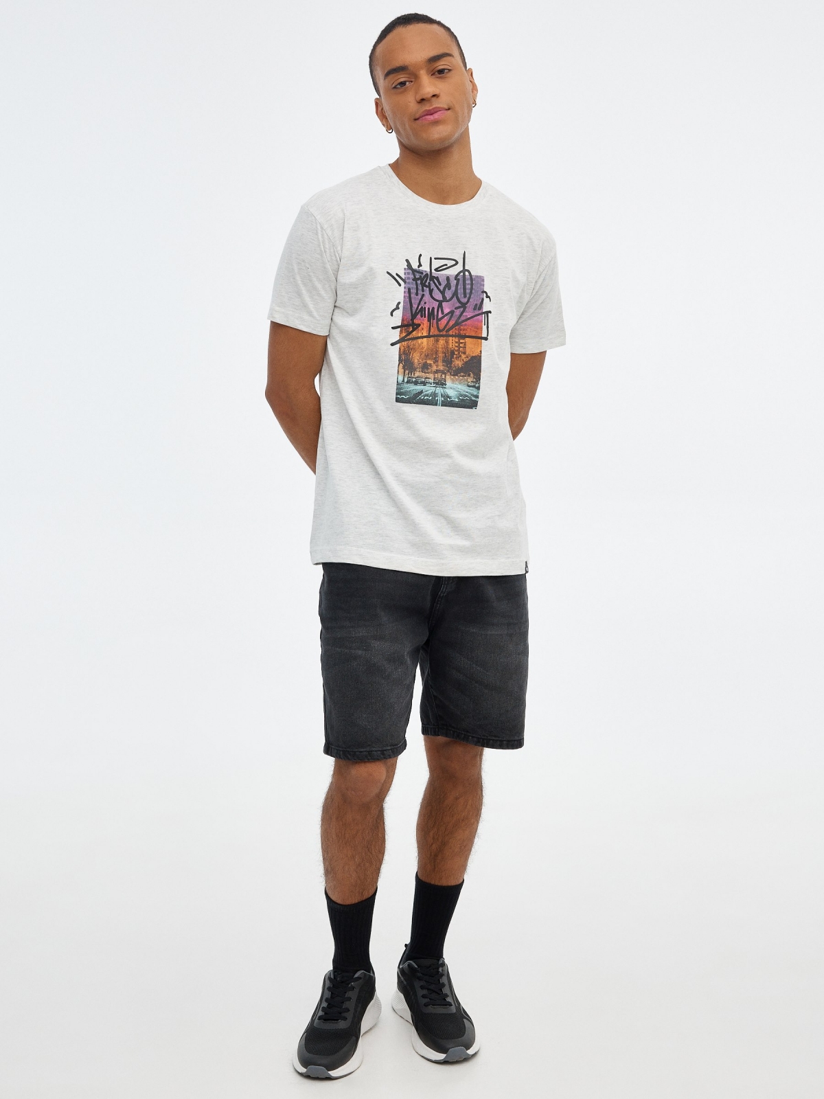 T-shirt com foto e graffiti cinza vista geral frontal