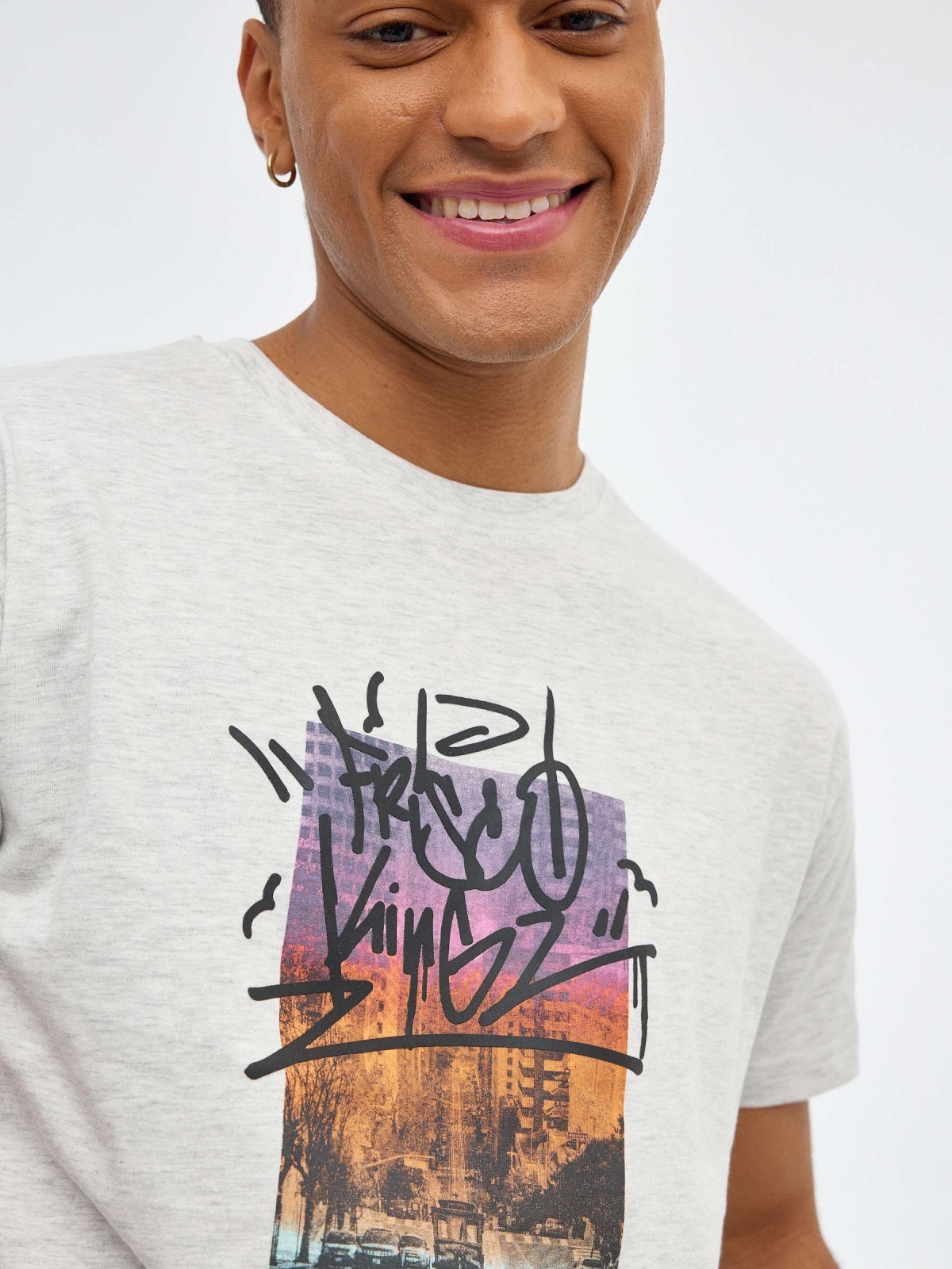 Camiseta con foto y grafiti gris vista detalle