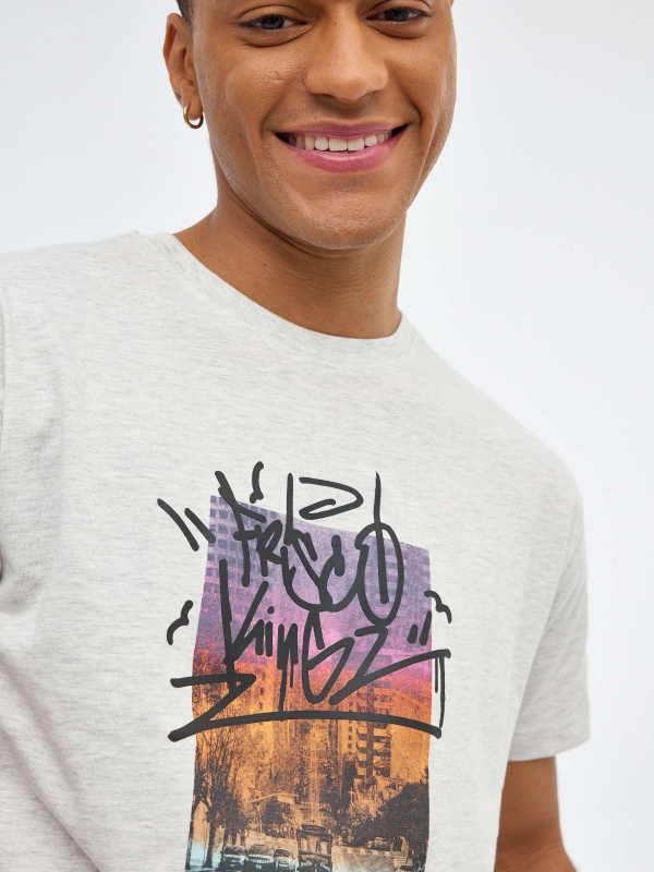 T-shirt com foto e graffiti cinza vista detalhe