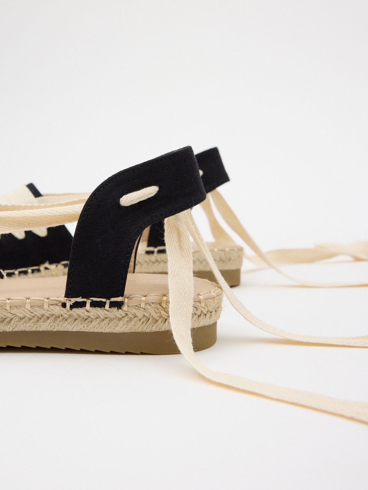 Sandalia de yute con cordón negro/beige vista detalle