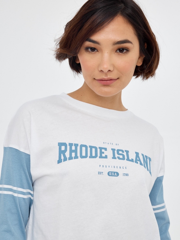 Camiseta Rhode Island azul acero primer plano