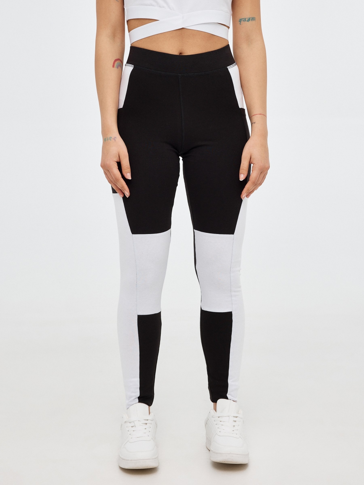 Legging with pockets black middle front view