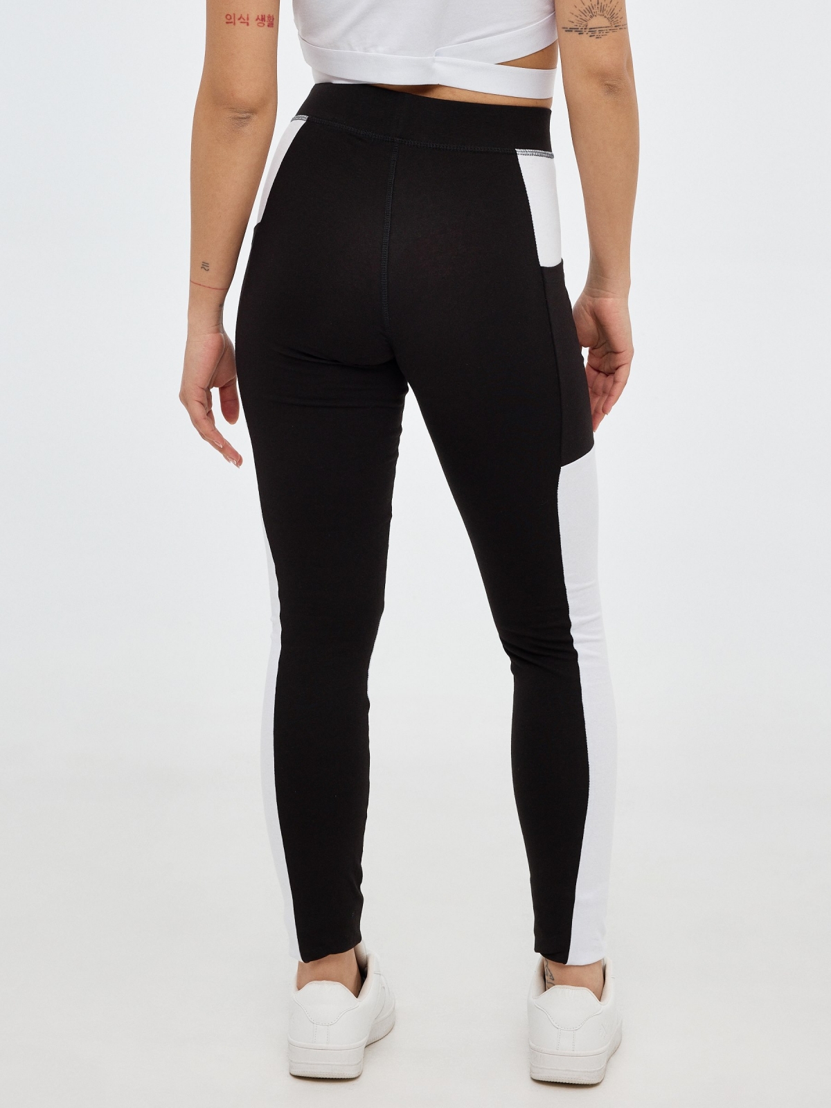 Legging with pockets black middle back view