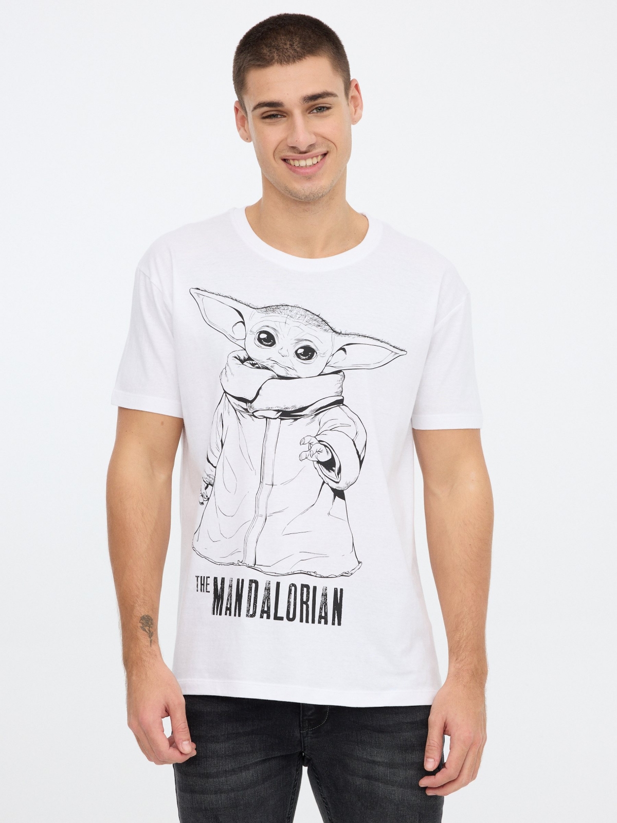 T-shirt Mandaloriana branco vista meia frontal