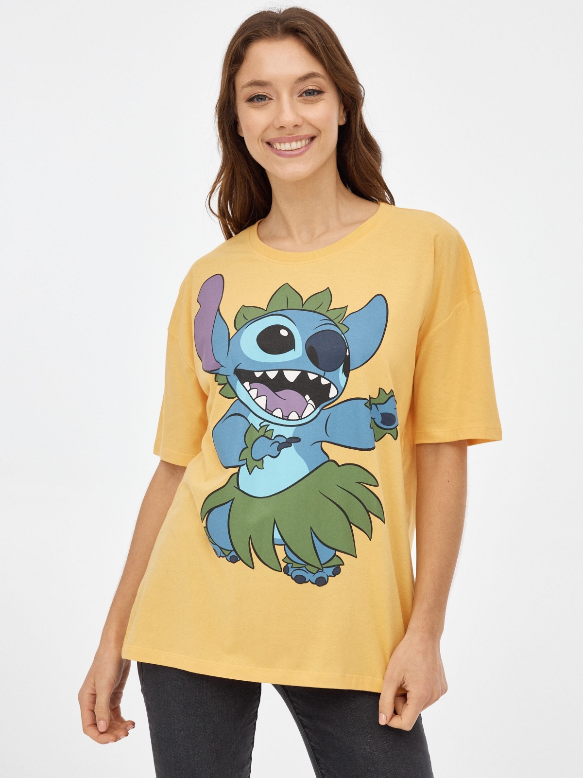 T-shirt oversized Stitch amarelo pastel vista meia frontal