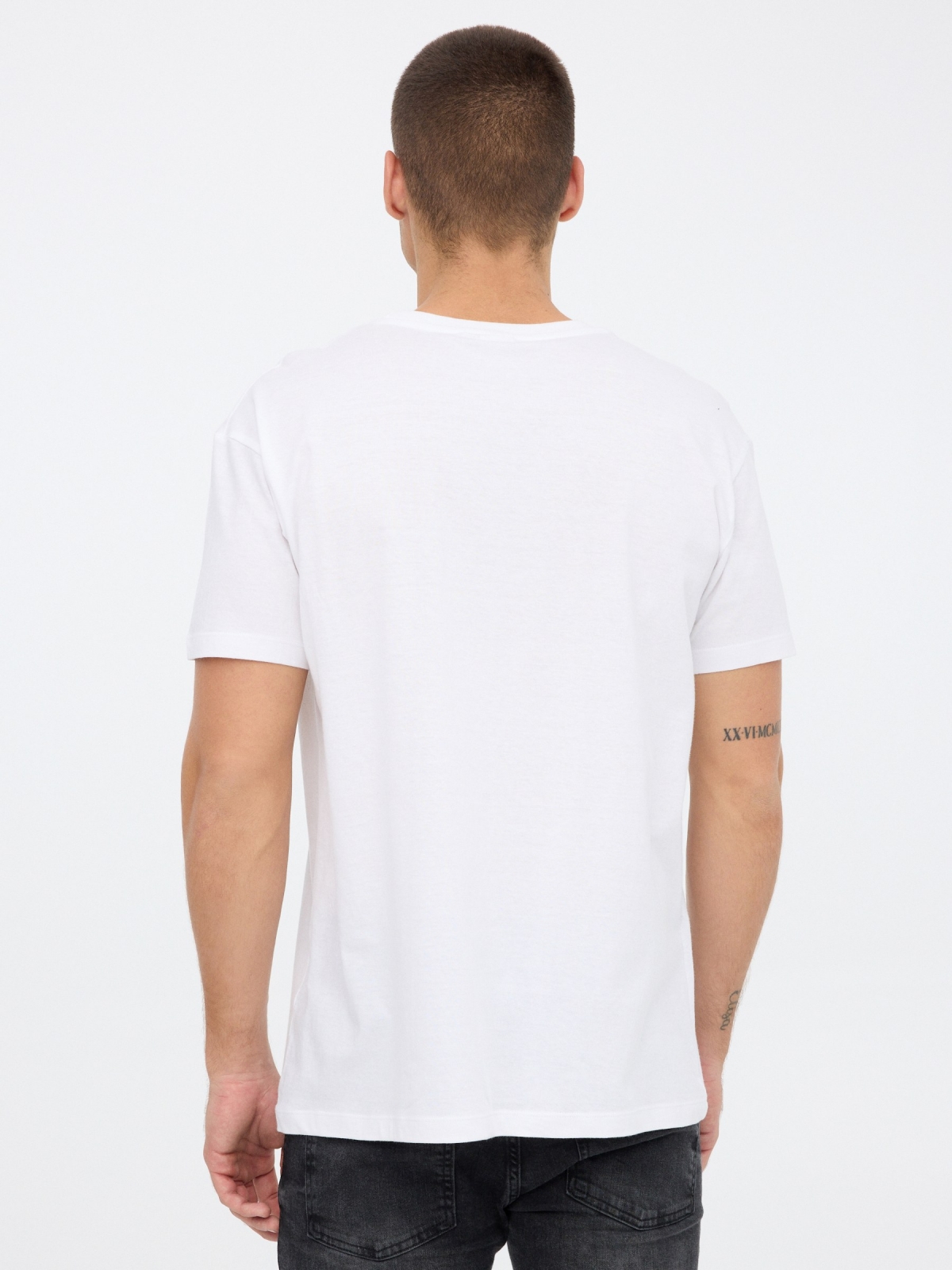 T-shirt Mandaloriana branco vista meia traseira