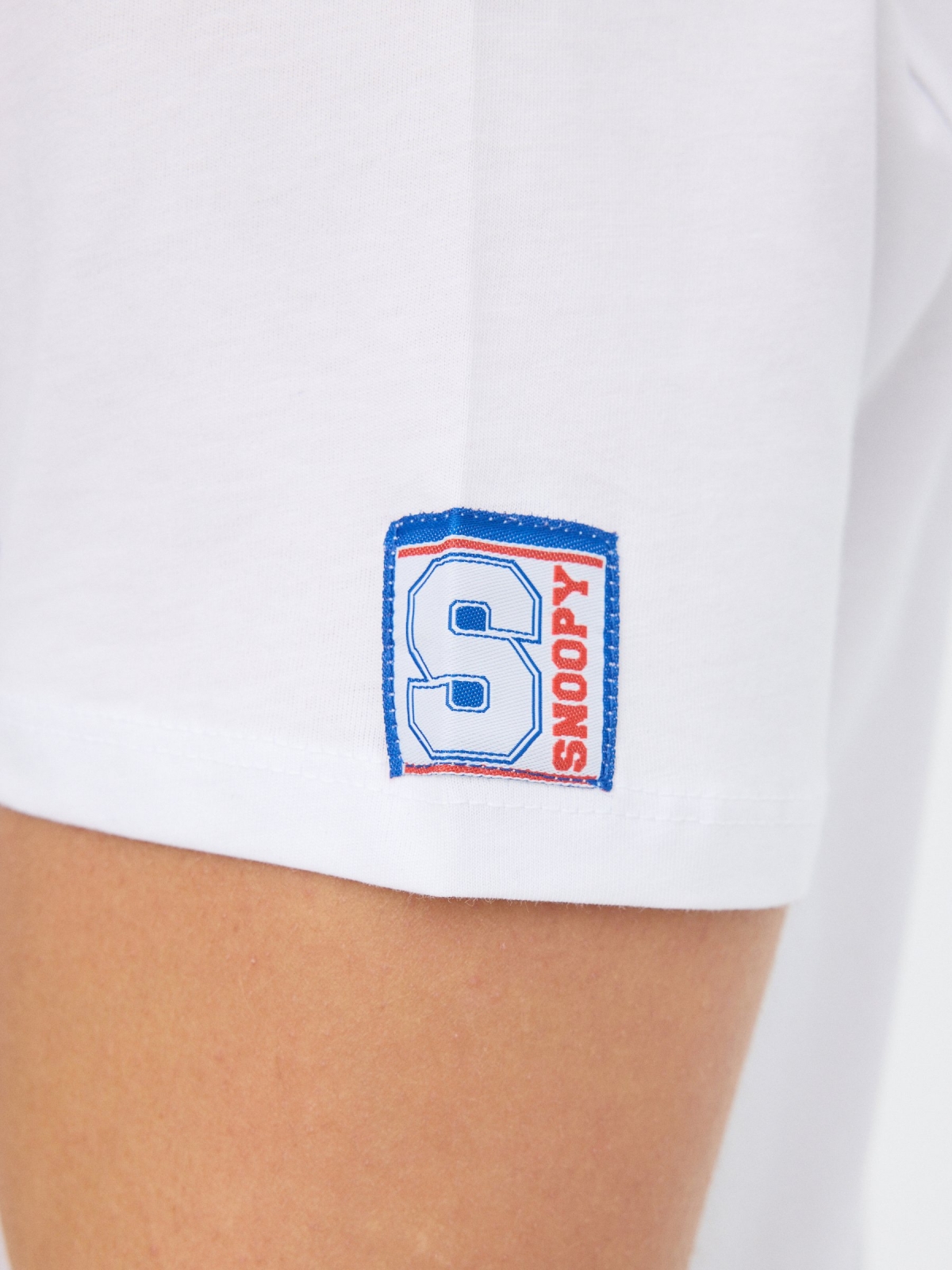 T-shirt Snoopy branco vista detalhe
