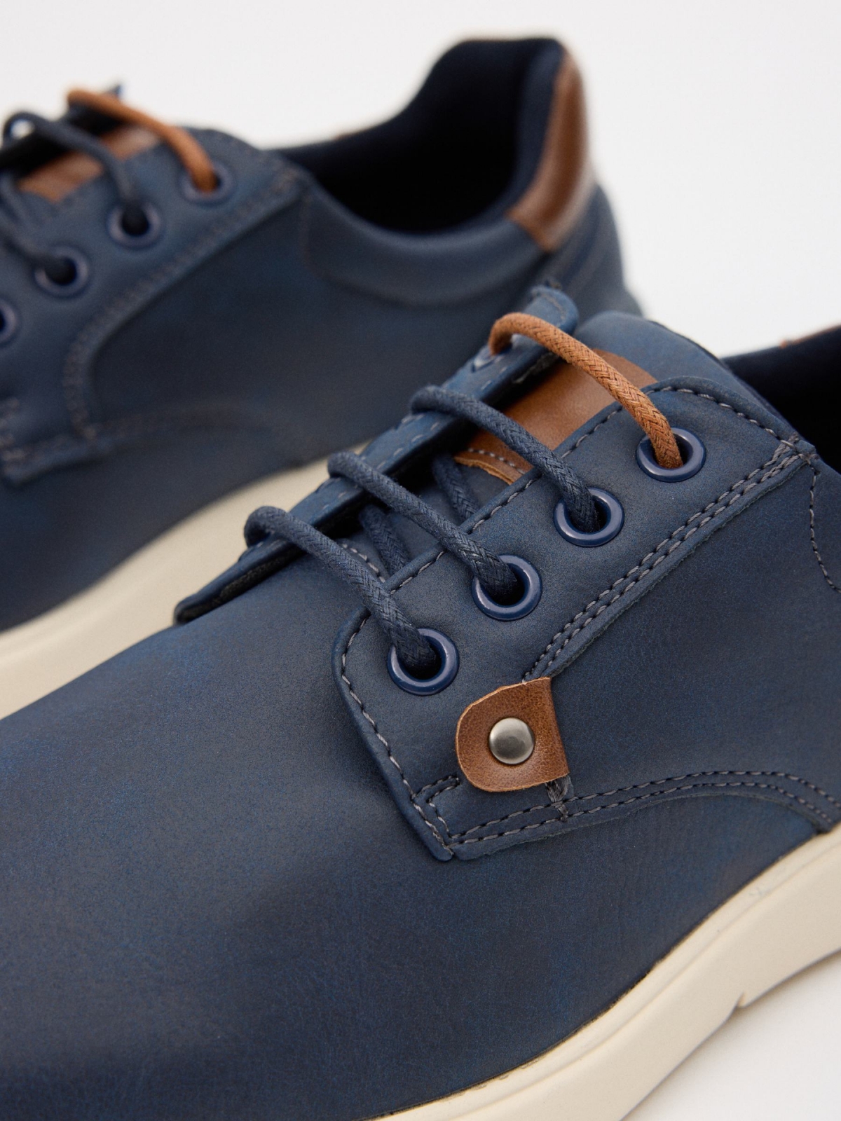 Zapato clasico blucher combina azul marino vista detalle