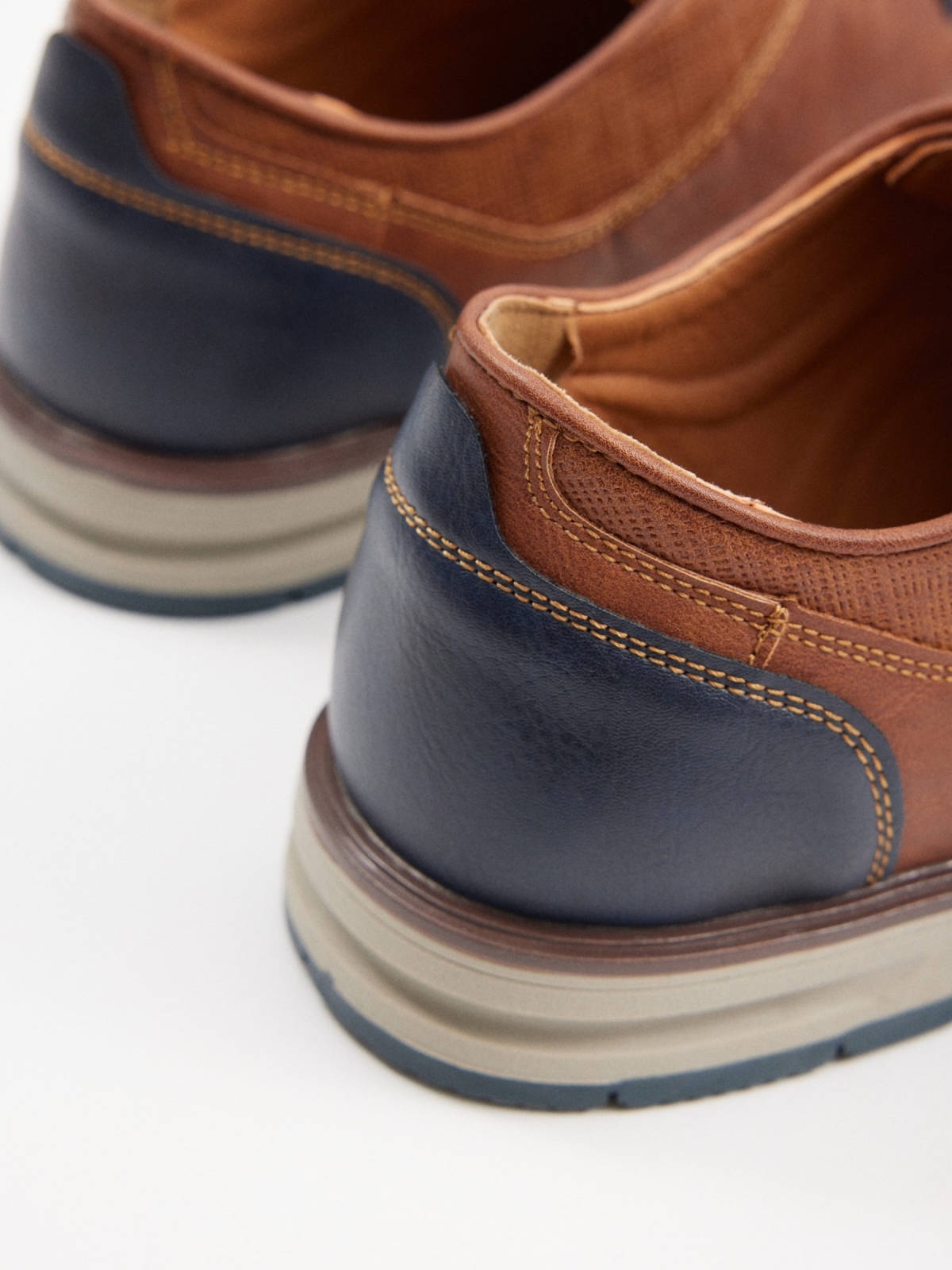 Clássico sapato combinado de blucher marrom claro vista detalhe