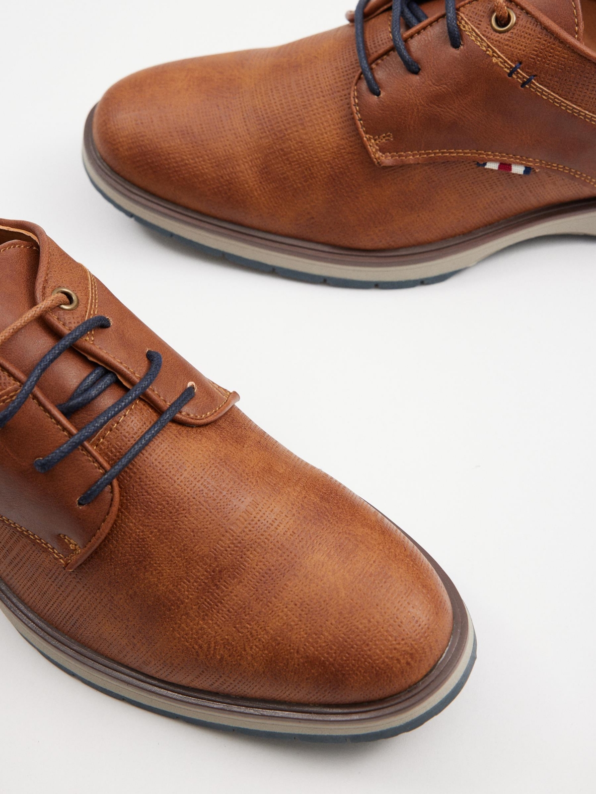 Zapato clasico blucher combina marrón claro vista detalle