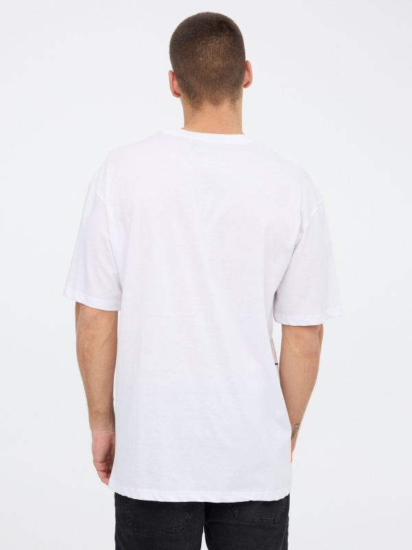 T-shirt com crânio impresso branco vista meia traseira
