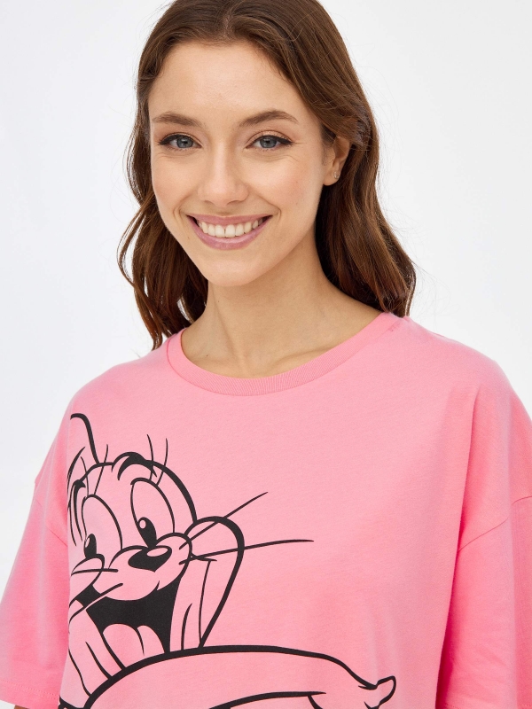 T-shirt oversized Tom & Jerry rosa claro vista detalhe