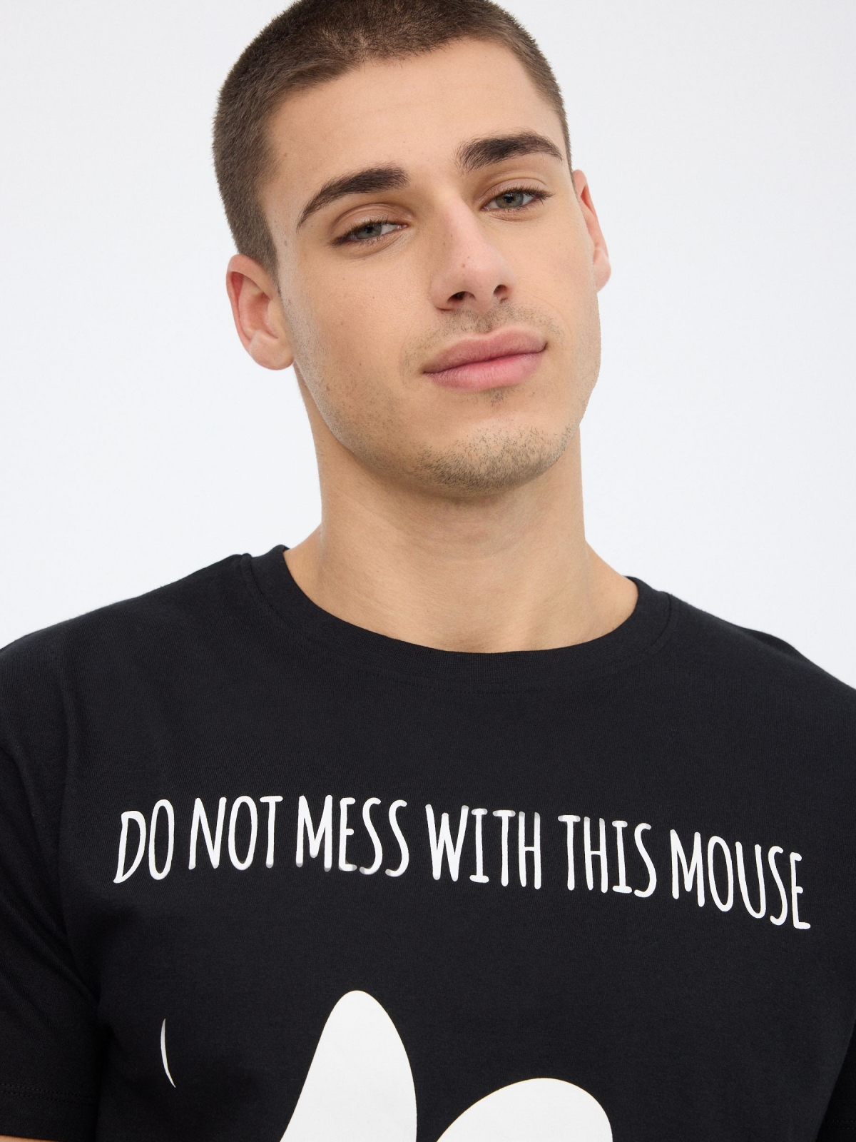 Camiseta Mickey Mouse negro vista detalle