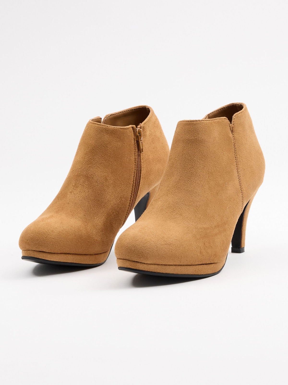 Basic brown ankle boot sand 45º front view