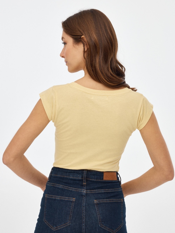 T-shirt com estampado amarelo pastel vista meia traseira