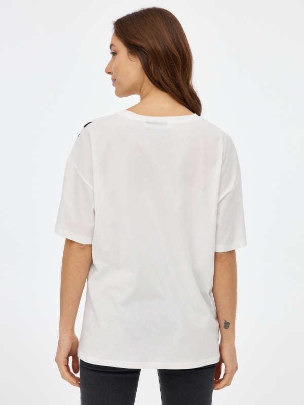 T-shirt de tamanho exagerado Naruto off white vista meia traseira