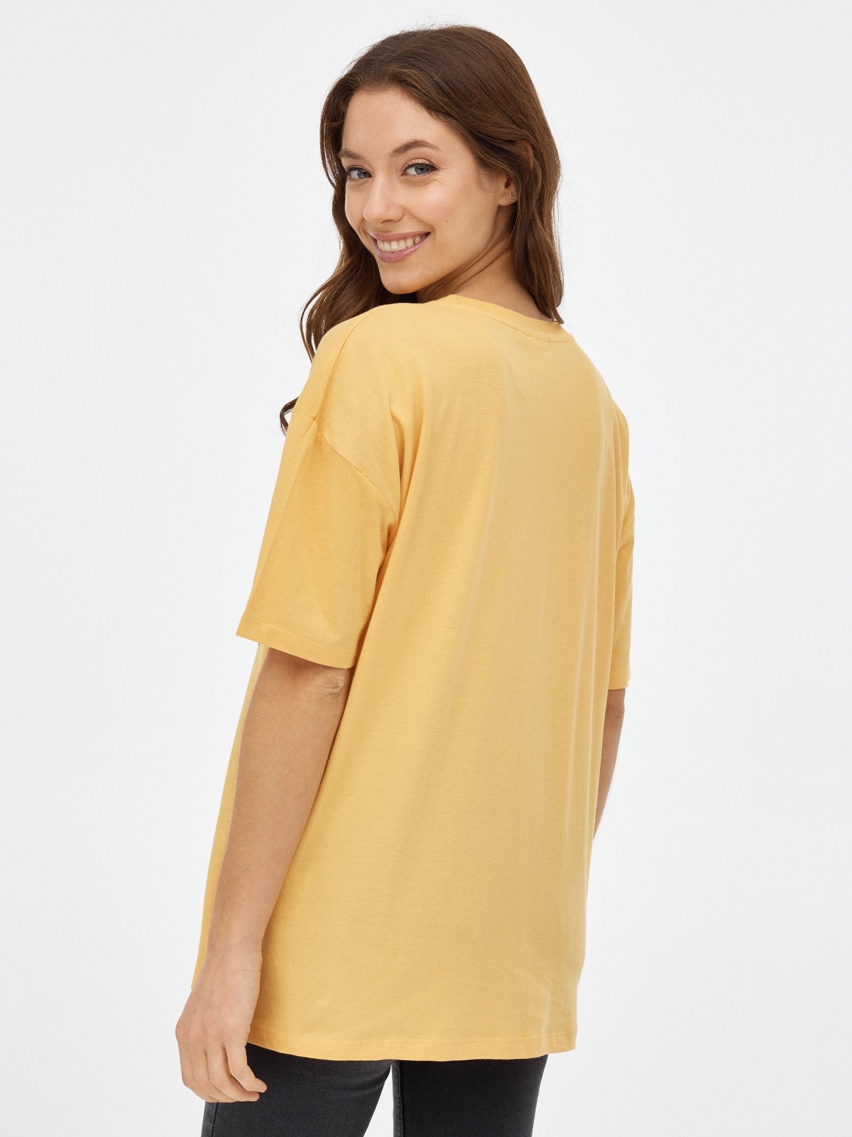 T-shirt oversized Stitch amarelo pastel vista meia traseira