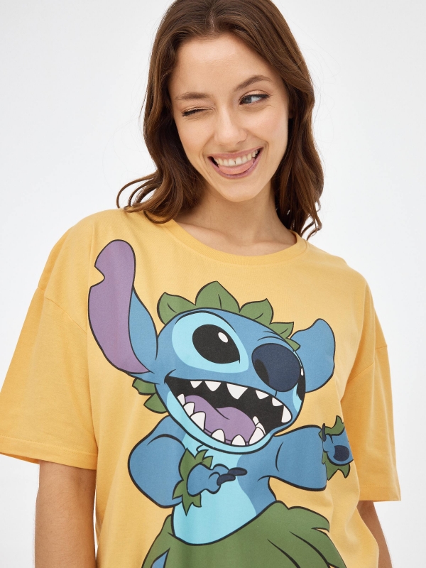 Camiseta oversized Stitch amarillo pastel vista detalle