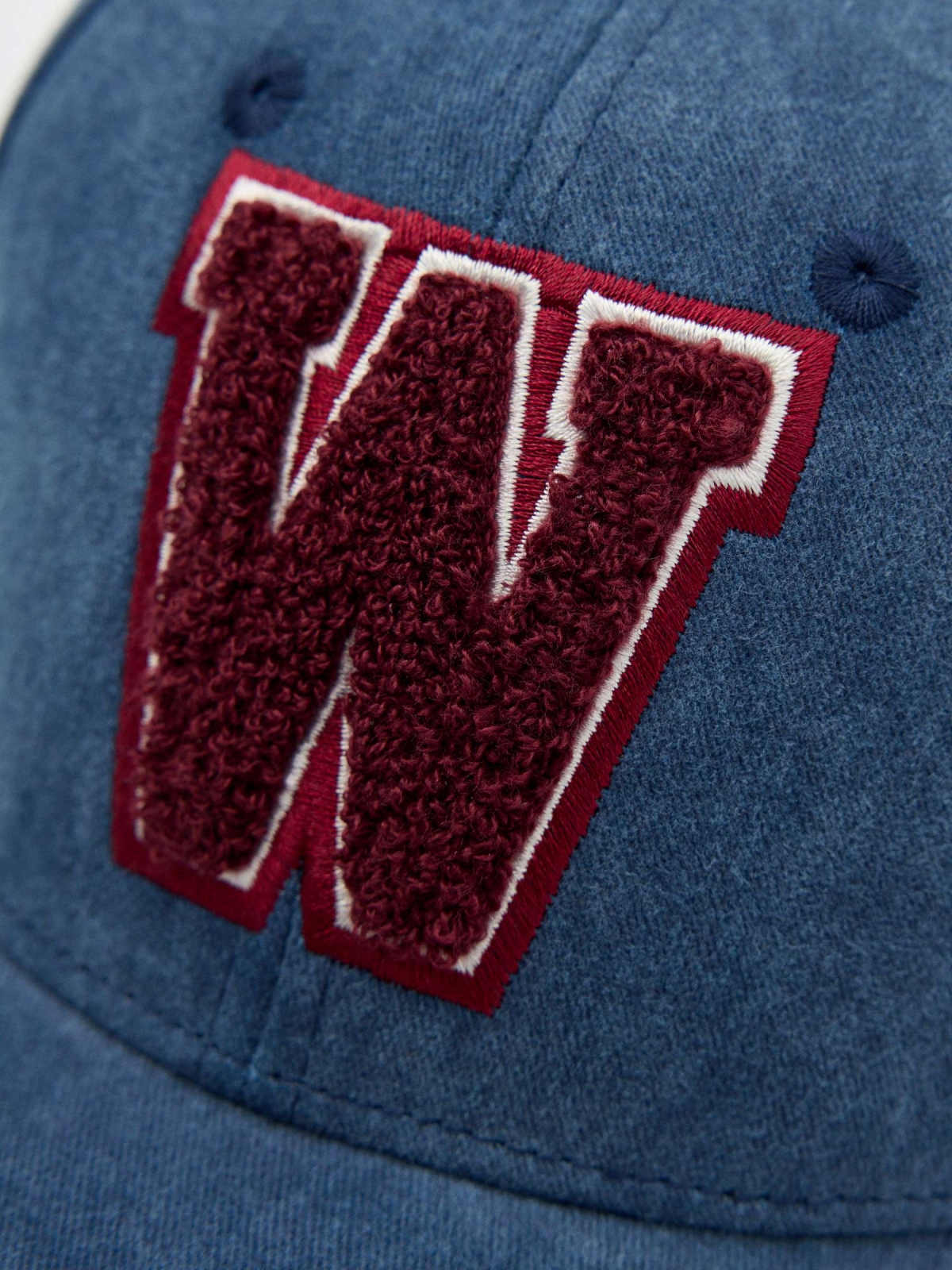 Logotipo do boné de basebol azul vista detalhe