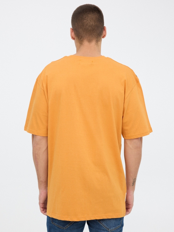 T-shirt com crânio impresso ocre vista meia traseira