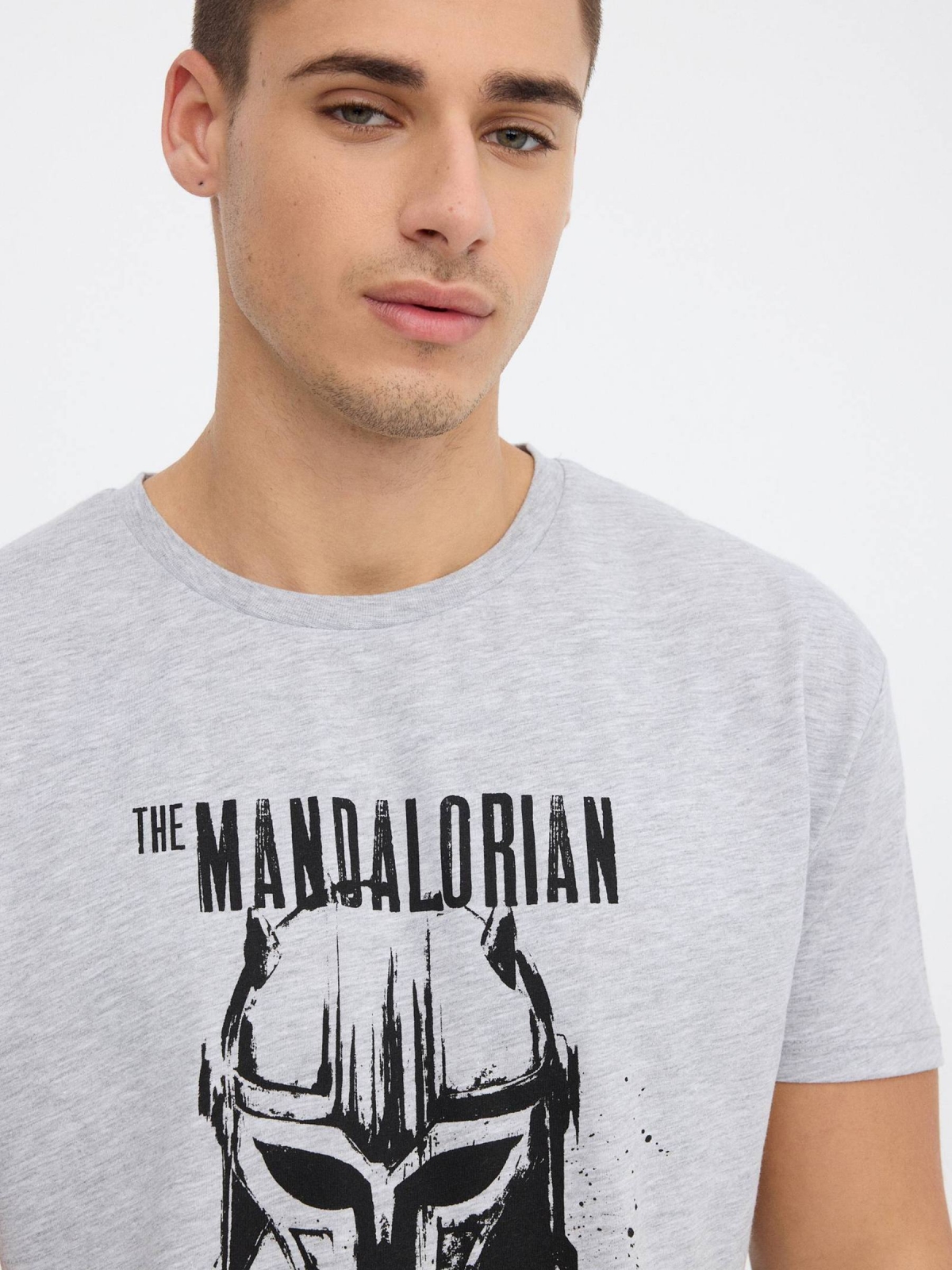 Camiseta Mandalorian gris vista detalle