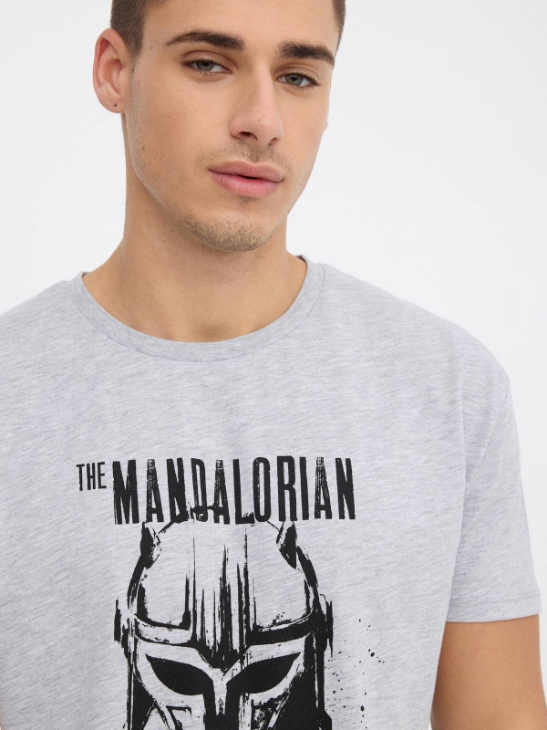 T-shirt Mandaloriana cinza vista detalhe
