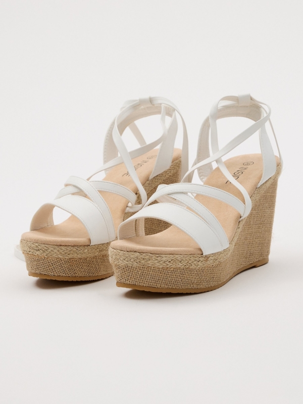 Wedges of raffia strips white 45º front view