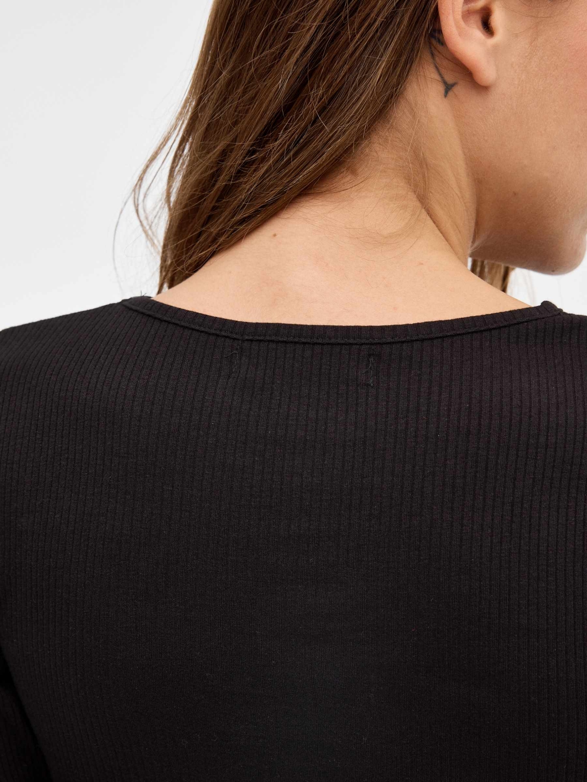 Camiseta rib escote cut out negro vista detalle