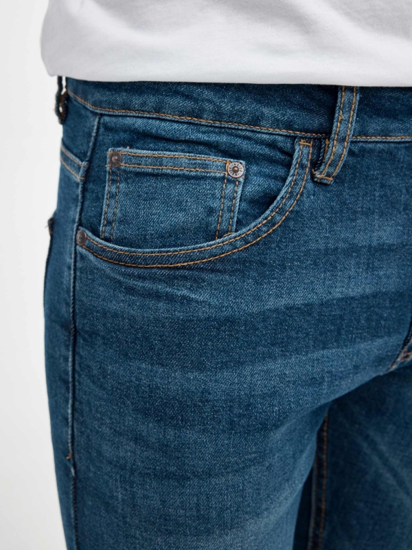 Jeans regular tejido denim azul primer plano