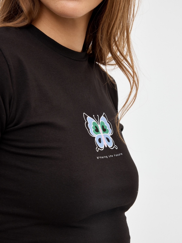 T-shirt gráfica borboleta preto primeiro plano