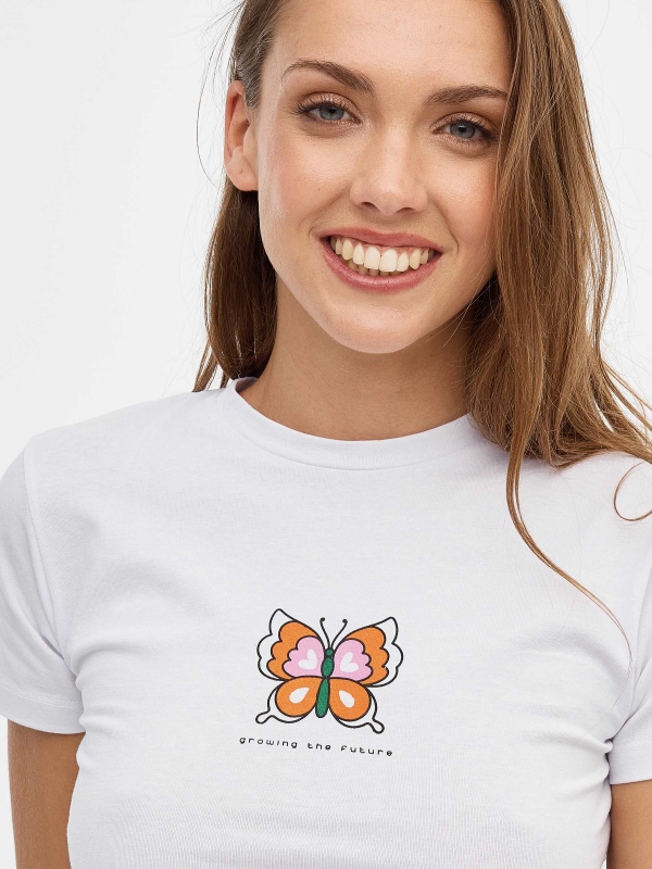 Camiseta crop mariposa gráfica blanco primer plano