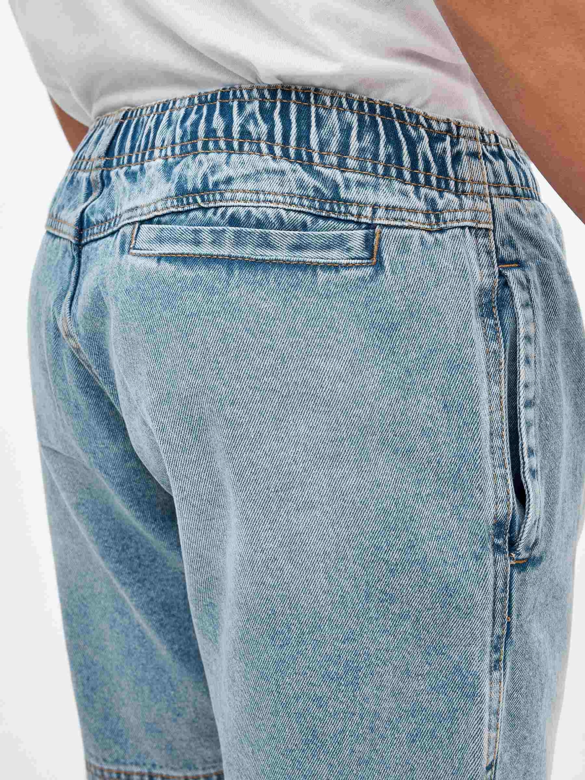Calções de ganga com cintura elástica azul vista detalhe