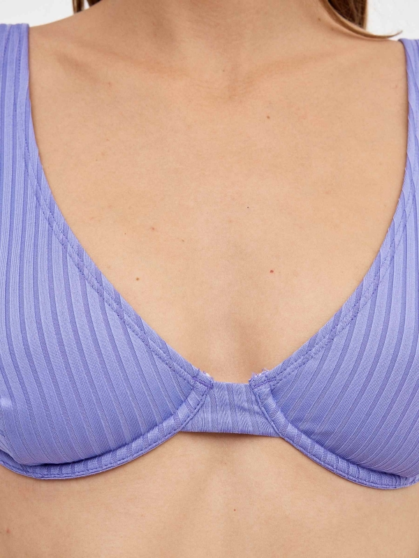 Parte superior do bikini com costela de arame lilás vista detalhe