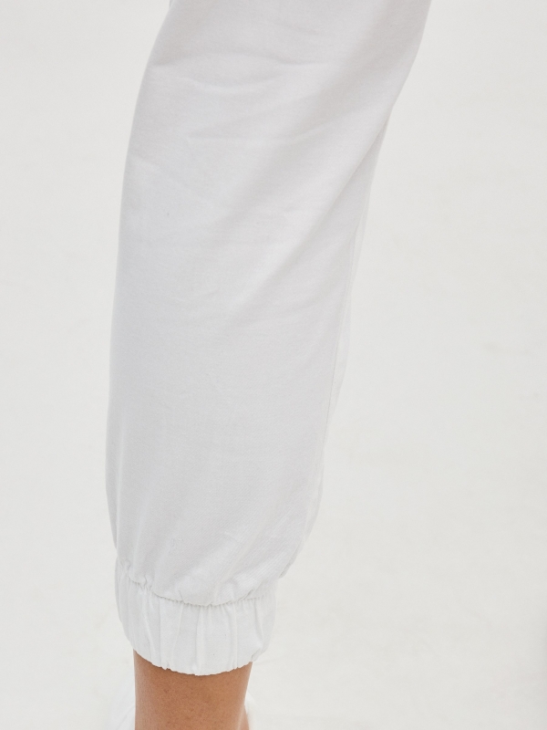 Calças básicas de jogger com cintura elástica branco vista detalhe