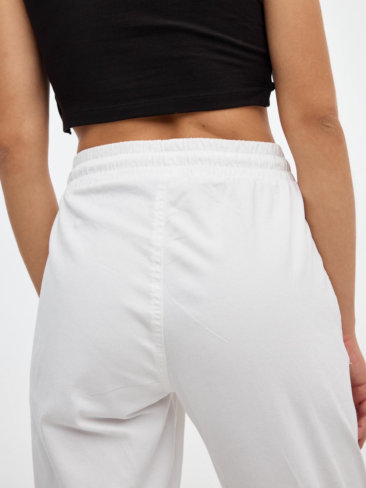 Calças básicas de jogger com cintura elástica branco vista detalhe