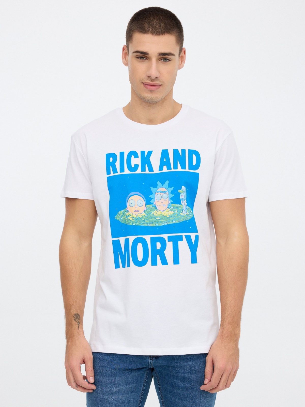 T-shirt Rick & Morty branco vista meia frontal