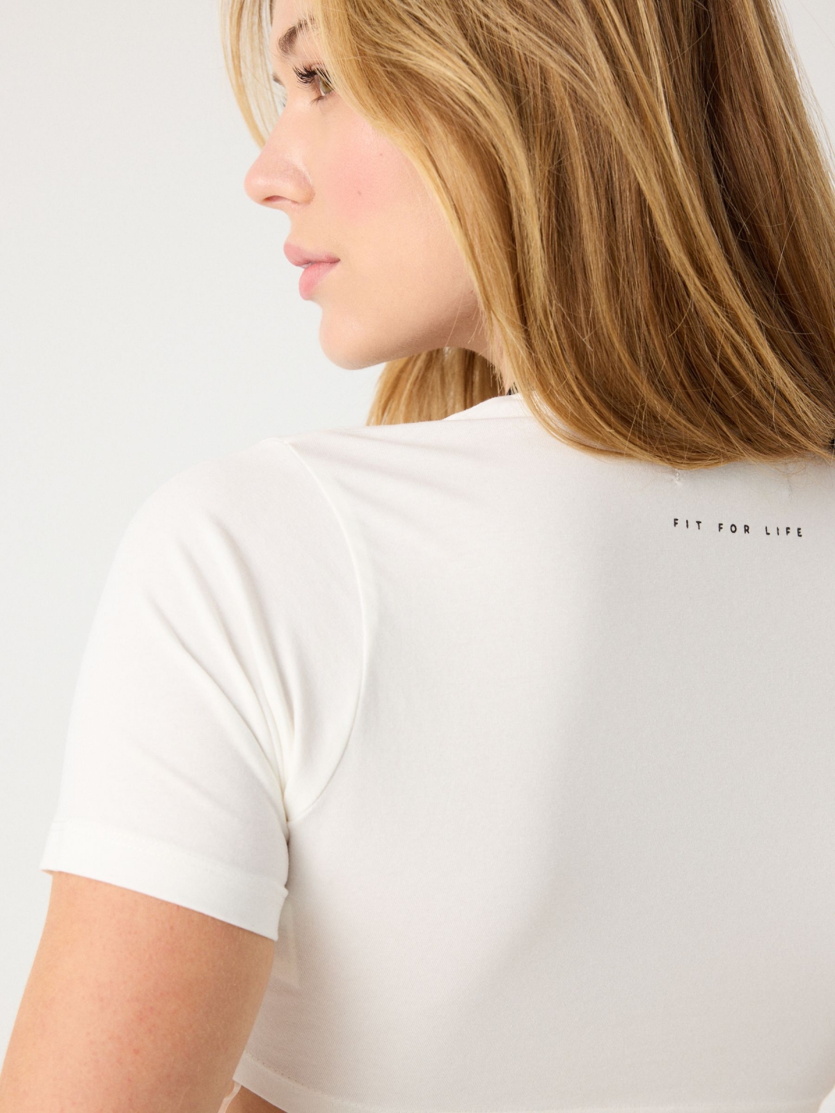 T-shirt branca com abertura off white vista detalhe