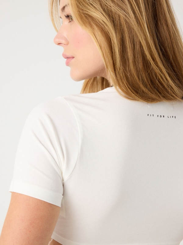 Camiseta cropped blanca cut out blanco roto vista detalle