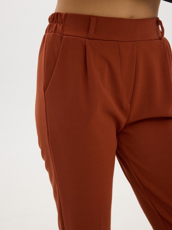 Pantalón jogger marrón vista detalle