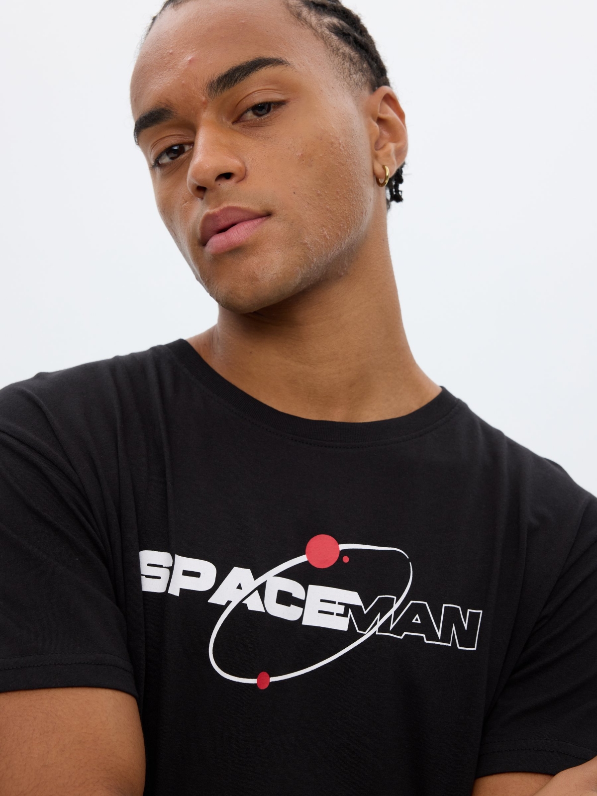T-shirt espacial preto vista detalhe