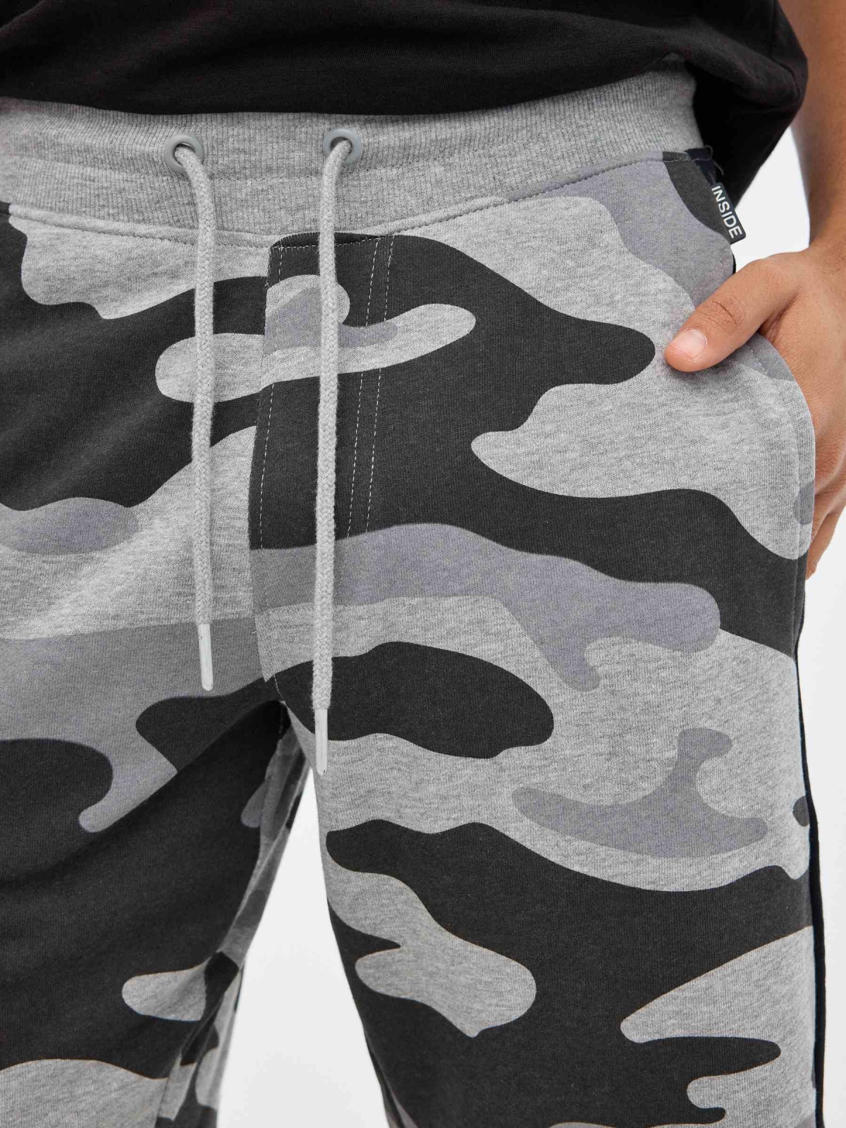 Camuflagem de calções de jogger cinza vista detalhe
