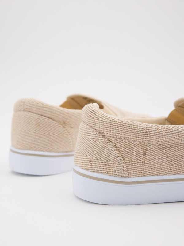 Canvas sneaker with elastic sand detail view
